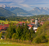 fileadmin/roha/images_galerie/orte_landschaft/Reit_im_Winkl/REIT-IM-WI-0006-D-roha-Reit-im-Winkl-Kirche-Chiemgau.png