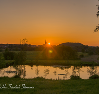 fileadmin/roha/images_galerie/orte_landschaft/Teisendorf/TEI-SU-0012-D-roha-Teisendorf-Sonnenuntergang-Kirche-Weiher-Wasser-Spiegelung.png