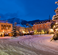 fileadmin/roha/images_galerie/brauchtum/Weihnachten/Christkindlmarkt-Bad-Reichenhall/BAD-REI-CHRIST-0047-D-roha-Bad-Reichenhall-Christkindlmarkt-Weihnachten-Rathaus-Schnee-Winter.png