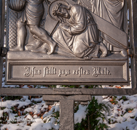 fileadmin/roha/images_galerie/kirche_religion/Ainring-Kreuzweg/KKKM-AINR-KR-03-0010-0-03-D-roha-Kreuzweg-Ainring-Kirche-Wald-Schnee-Winter-III-Station.png