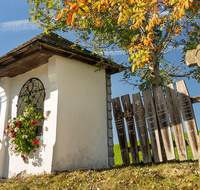 fileadmin/roha/random/galerie/KKKM-TEIS-BERG-FR-0057-D-roha-Kapelle-Suehnekreuz-Totenbretter-Teisendorf-Freidling-Herbst.png