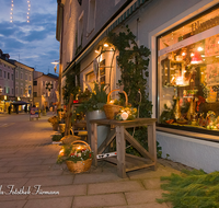 fileadmin/roha/images_galerie/orte_landschaft/Teisendorf/Teisendorf-Markt/TEI-MA-MARKT-0011-D-roha-Teisendorf-Marktstrasse-Markt-Andreasmarkt-Weihnachten-Advent-Deko.png