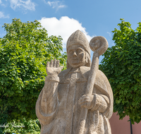 fileadmin/roha/images_galerie/orte_landschaft/Teisendorf/Teisendorf-Markt/TEI-MA-PLA-0010-02-D-roha-Teisendorf-Marktplatz-hl-Rupert-Rupertus-Brunnen.png