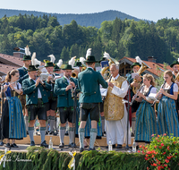 fileadmin/roha/images_galerie/orte_landschaft/Teisendorf/Neukirchen/Trachtenfest-Neukirchen-2019/BR-FEST-NEUK-TRACH-2019-08-11-1028-01-D-roha-Brauchtum-Fest-Neukirchen-Trachtenverein-Altar.png