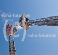 fileadmin/roha/images_galerie/Feuerwehr-Florianijuenger/FFW-TEI-DREHL-0007-D-roha-Feuerwehr-Teisendorf-Drehleiter-blauer-Himmel.jpg