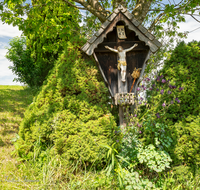 fileadmin/roha/images_galerie/kirche_religion/Teisendorf/KKKM-TEIS-HOEG-0057-D-roha-Wegkreuz-Teisendorf-Windbichl.png