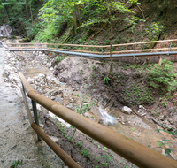 fileadmin/roha/images_galerie/wege/WEGE-TEIS-VERS-WAS-FA-0058-D-roha-Weg-Teisendorf-Verschoenerungsweg-Wald-Wasserfall.png