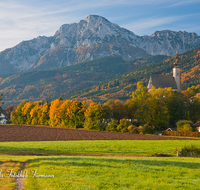 fileadmin/roha/images_galerie/orte_landschaft/Anger/Anger/AN-0031-D-roha-Anger-Hochstaufen-Herbst-Kirche.png