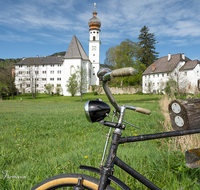 fileadmin/roha/Lieblingsbilder-making/making-of/AN-HOE-0097-10-D-roha-Anger-Hoeglwoerth-Kloster-Torhaus-Radl.png