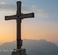 fileadmin/roha/images_galerie/orte_landschaft/Berchtesgaden/Kehlstein/BGD-KE-0009-7-D-roha-Berchtesgaden-Kehlstein-Gipfelkreuz-Sonnenuntergang-Untersberg.png