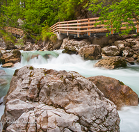 fileadmin/roha/images_galerie/orte_landschaft/Berchtesgaden/Ramsau/BGD-RA-ZAUB-0004-D-roha-Berchtesgaden-Ramsau-Zauberwald-Wildwasser-Weg-Steg.png