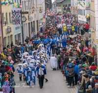 fileadmin/roha/images_galerie/brauchtum/Fasching/BR-FASCHI-2018-1604-0-01-D-roha-Brauchtum-Fasching-Zug-Teisendorf-Marktstrasse-Blau-Weiss-Kammer.png