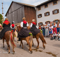 fileadmin/roha/images_galerie/brauchtum/Leonhardiritt/Holzhausen_01/BR-PFRI-HOLZ-0212-D-roha-Brauchtum-Pferdeumritt-Holzhausen-Teisendorf-Leonhardiritt-Pferd.png