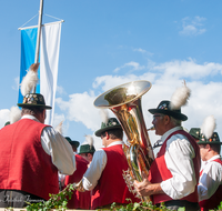 fileadmin/roha/images_galerie/orte_landschaft/Teisendorf/Weildorf/Weildorf-Trachtenfest/BR-TRACHT-FEST-WEIL-18062017-0848-01-D-roha-Brauchtum-Trachtenfest-Weildorf-Musikkapelle.png