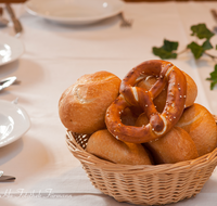 fileadmin/roha/images_galerie/kulinarisch/GAS-BROT-0009-D-roha-Brot-Semmel-Breze-Broetchen-Gedeckter-Tisch.png