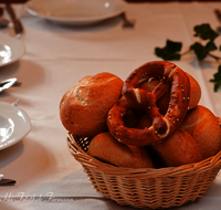 fileadmin/roha/images_galerie/kulinarisch/GAS-BROT-0009-D-roha-Brot-Semmel-Breze-Broetchen-Gedeckter-Tisch.png