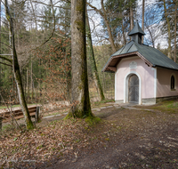 fileadmin/roha/images_galerie/kirche_religion/Teisendorf/KKKM-TEIS-BR-KL-0015-D-roha-Kapelle-Bruder-Klaus-Teisendorf-Wald-Weg-Bank.png