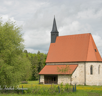 fileadmin/roha/images_galerie/orte_landschaft/Petting/PE-KIRCHB-0003-D-roha-Petting-Kirche-Kirchberg-Wiese.png