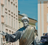 fileadmin/roha/images_galerie/orte_landschaft/Salzburg/Menschen-Gruenmarkt/SA-LEUT-ALT-MA-0008-D-roha-Salzburg-Leute-Alter-Markt-Pantomime-Ed-Silver.png