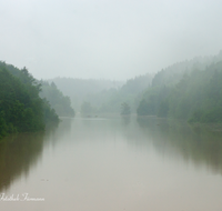 fileadmin/roha/images_galerie/orte_landschaft/Petting/WAS-HOCHW-SURSP-0008-D-roha-Wasser-Hochwasser-Surspeicher-Petting-Teisendorf-Regen-Nebel.png