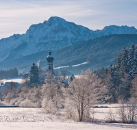 fileadmin/roha/images_galerie/orte_landschaft/Anger/Hoeglwoerth/AN-HOE-WIN-0098-D-roha-Anger-Hoeglwoerth-Kloster-Zwiebelturm-Winter-Sonne-Hochstaufen.png