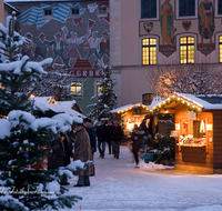 fileadmin/roha/images_galerie/brauchtum/Weihnachten/Christkindlmarkt-Bad-Reichenhall/BAD-REI-CHRIST-0030-D-roha-Bad-Reichenhall-Christkindlmarkt-Weihnachten-Rathaus-Schnee-Winter.png