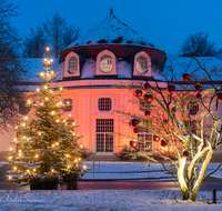 fileadmin/roha/images_galerie/orte_landschaft/Bad-Reich-Kurgarten-Beleuchtung/BAD-REI-KURGAR-WI-0018-01-D-roha-Bad-Reichenhall-Kurgarten-Christbaum-Weihnachten-Rotunde.png