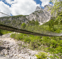 fileadmin/roha/images_galerie/orte_landschaft/Berchtesgaden/Nationalpark_Klausbachtal_Wimbachtal_-Klamm/BGD-NAT-HAENG-0001-01-04-D-roha-Berchtesgaden-Nationalpark-Haengebruecke-Wildbach.png