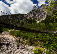 fileadmin/roha/images_galerie/orte_landschaft/Berchtesgaden/Nationalpark_Klausbachtal_Wimbachtal_-Klamm/BGD-NAT-HAENG-0001-01-04-D-roha-Berchtesgaden-Nationalpark-Haengebruecke-Wildbach.png