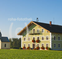 fileadmin/roha/images_galerie/orte_landschaft/Kirchanschoering/KIRCH-POELLN-0001-D-roha-Kirchanschoering-Poelln-Bauernhof-Blumenschmuck-Kapelle.jpg