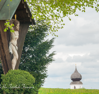 fileadmin/roha/images_galerie/orte_landschaft/Surberg_-_Lauter/KKKM-SURB-0003-5-D-roha-Kapelle-Surberg-Lauter-Fruehling-Zwiebelturm-Linde.png