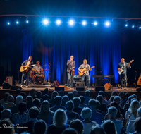 fileadmin/roha/images_galerie/orte_landschaft/Laufen/Theater-Salzachhalle-Salzachfestspiele/LAUF-SALZ-HAL-SI-GARF-2036-01-D-roha-Laufen-Salzach-Festspiele-Salzachhalle-Simon-Garfunkel-Konzert.png