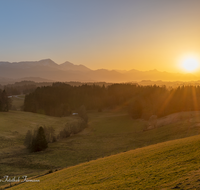 fileadmin/roha/images_galerie/orte_landschaft/Teisendorf/Neukirchen/SON-UN-SURB-0001-1728-D-roha-Sonnenuntergang-Saharastaub-Surberg-Neukirchen.png