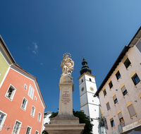 fileadmin/roha/images_galerie/orte_landschaft/Waging/WAG-0032-D-roha-Waging-am-See-Markt-Platz-Fassade-Mariensaeule.png