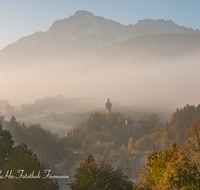 fileadmin/roha/images_galerie/orte_landschaft/Anger/Hoeglwoerth/AN-HOE-PAN-0145-D-roha-Anger-Hoelgwoerth-Herbst-Hochstaufen-Nebel.png