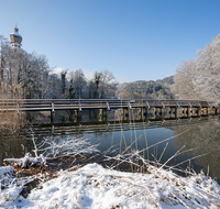 fileadmin/roha/images_galerie/orte_landschaft/Anger/Hoeglwoerth/AN-HOE-WIN-0003-D-roha-Anger-Hoeglwoerth-See-Winter-Schnee-Steg.png