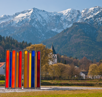 fileadmin/roha/images_galerie/orte_landschaft/Bad_Reichenhall/BAD-REI-MAHNM-0001-D-roha-Bad-Reichenhall-Mahnmal-Stelen-Eishallenunglueck-Lattengebirge-St-Zeno.png