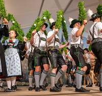 fileadmin/roha/Gautrachtenfest/Bilderglalerie/Gaufest-2023/Gauheimatabend/BR-GAUFEST-TEIS-2023-2-2211-3-D-roha-Tracht-Gaufest-Teisendorf.png