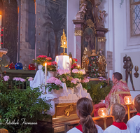 fileadmin/roha/images_galerie/brauchtum/Ostern/Herrengrab_Hoeglwoerth/BR-HEILIGGR-HOEGLW-OST-AN-0001-10-D-roha-Brauchtum-Ostern-Kirche-Heiliggrab-Hoeglwoerth-Andacht.png