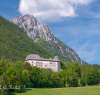 fileadmin/roha/images_galerie/orte_landschaft/Piding/PID-STAUFENECK-0014-D-roha-Piding-Staufeneck-Schloss-Hochstaufen-Fruehling.png