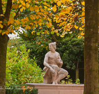 fileadmin/roha/images_galerie/orte_landschaft/Salzburg/Mirabell-Zwergerlgarten/SA-MIRA-GART-FIG-0011-D-roha-Salzburg-Mirabell-Garten-Figur-Marmor-Statue-Dame.png