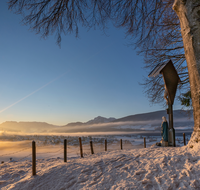 fileadmin/roha/images_galerie/Hintergrund-Download/2048x1152/SO-AU-TEIS-0003-0809-D-M-roha-Sonnenaufgang-Teisendorf-Schelmberg-Wegkreuz.png