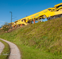 fileadmin/roha/images_galerie/arbeit_technik/TECHN-EISENB-BAU-TEI-0011-D-roha-Technik-Eisenbahn-Maschine-Teisendorf-Zug-Bahnlinie-Feldweg.png