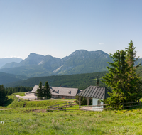 fileadmin/roha/images_galerie/orte_landschaft/Stoisser-Alm/TEI-STO-0024-P-D-roha-Teisendorf-Anger-Stoisseralm-Alm-Untersberg-Hochstaufen-Zwiesel-Kapelle-Zaun.png