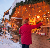 fileadmin/roha/images_galerie/brauchtum/Weihnachten/Christkindlmarkt-Anger/AN-WEI-0032-D-roha-Anger-Dorfplatz-Weihnachten-Winter-Schnee-Christkindlmarkt.png