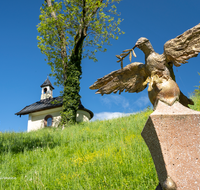 fileadmin/roha/Interessantes-in-Kurzform/ab-5-2022/BGD-KIRCHL-KAP-0054-D-roha-Berchtesgaden-Kirchleitn-Kapelle-Fruehling-Stele.png