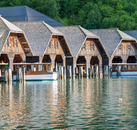 fileadmin/roha/images_galerie/orte_landschaft/Berchtesgaden/Koenigssee/BGD-KOE-SCHIFF-0001-0-5-D-roha-Berchtesgaden-Koenigssee-Schifffahrt-Bootshuette-Seelaende.png