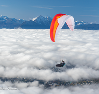 fileadmin/roha/images_galerie/orte_landschaft/Salzburg/Gaisberg-Flughafen-Wals/SA-GAISB-NEB-0044-D-roha-Salzburg-Gaisberg-Panorama-Nebel-Alpen-Hochstaufen-Gleitschirm.png