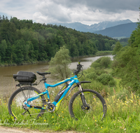 fileadmin/roha/images_galerie/Freizeit-Sport/E-Bike/SPO-E-BIKE-PET-SUR-0001-D-roha-Sport-E-Bike-Petting-Surspeicher-Schlechtwetter.png