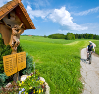 fileadmin/roha/images_galerie/Freizeit-Sport/Mountainbike-Radfahren/SPO-MOUN-TEIS-EGL-0003-D-roha-Sport-Mointainbike-Teisendorf-Eglham-Wegkreuz-Feldweg.png